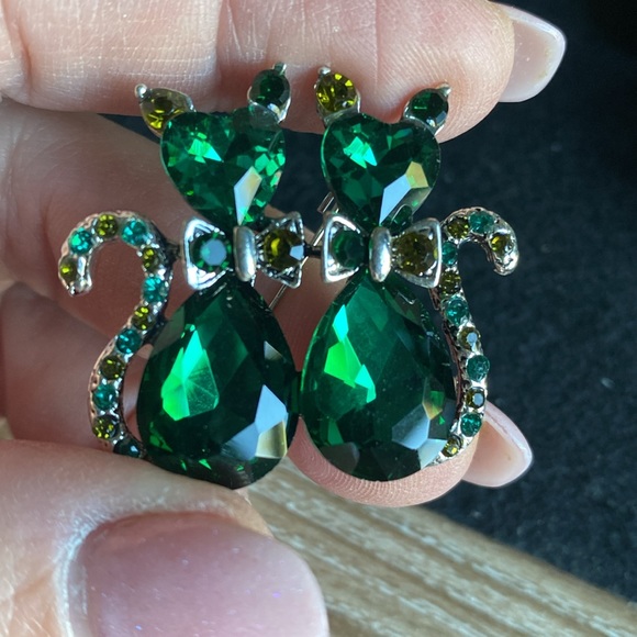 Jewelry - “Cat Couple” Brooch Emerald Green Color Hearts
